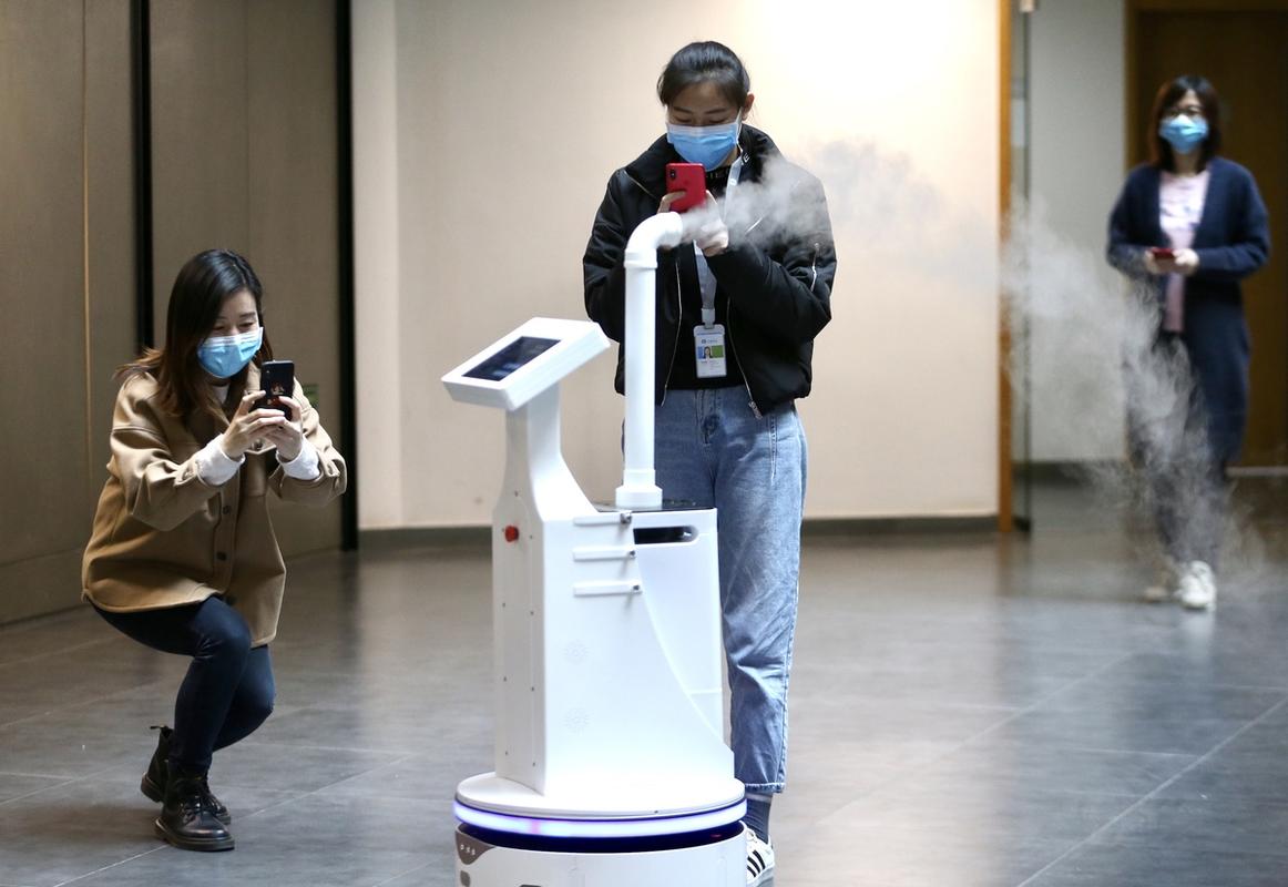 3月20日,云迹科技的消毒机器人在进行室内环境消毒.